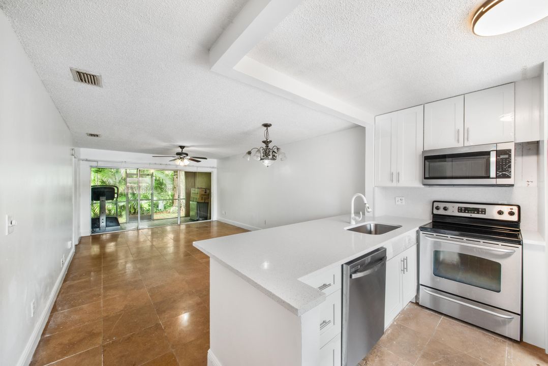 For Sale: $349,000 (2 beds, 2 baths, 987 Square Feet)