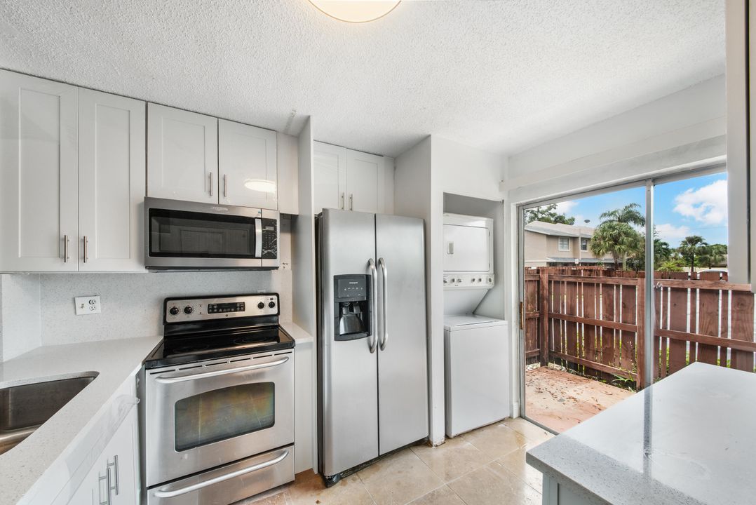 For Sale: $349,000 (2 beds, 2 baths, 987 Square Feet)