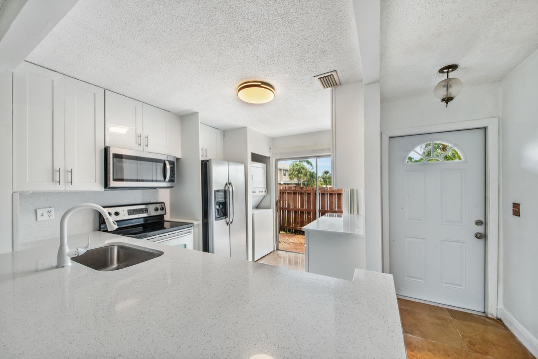 For Sale: $349,000 (2 beds, 2 baths, 987 Square Feet)