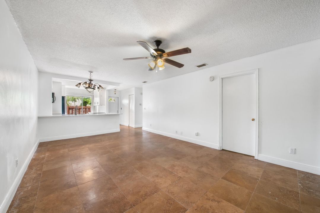 For Sale: $349,000 (2 beds, 2 baths, 987 Square Feet)