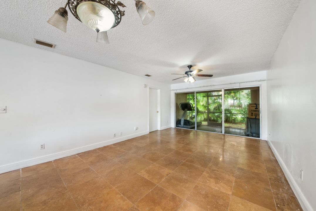 For Sale: $349,000 (2 beds, 2 baths, 987 Square Feet)