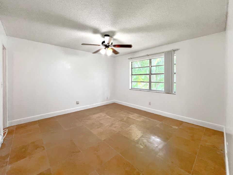 For Sale: $349,000 (2 beds, 2 baths, 987 Square Feet)