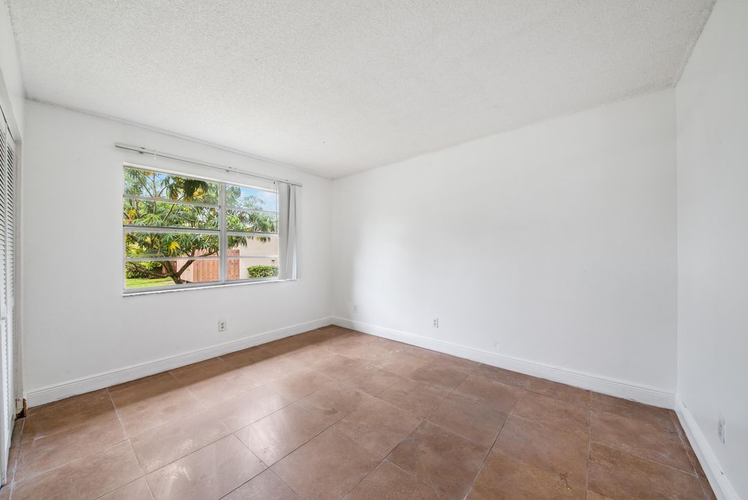 For Sale: $349,000 (2 beds, 2 baths, 987 Square Feet)