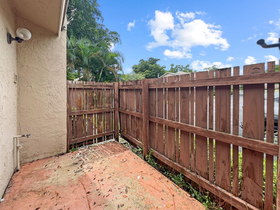 For Sale: $349,000 (2 beds, 2 baths, 987 Square Feet)