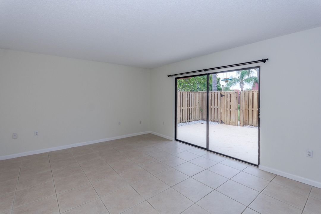 For Sale: $335,000 (2 beds, 2 baths, 1184 Square Feet)