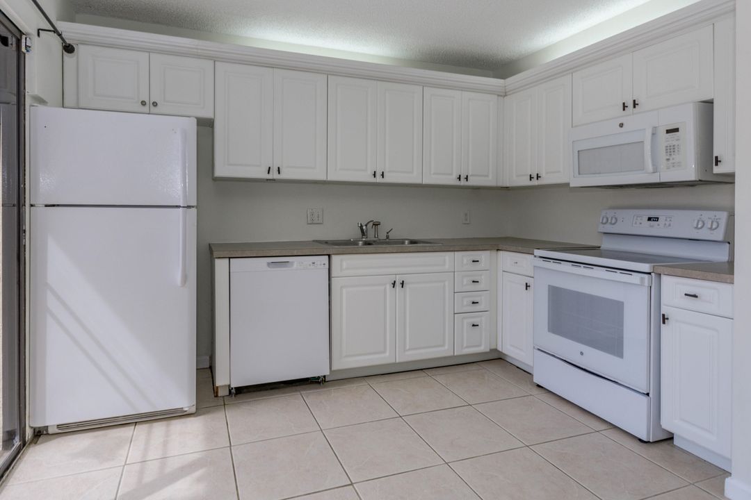 For Sale: $335,000 (2 beds, 2 baths, 1184 Square Feet)