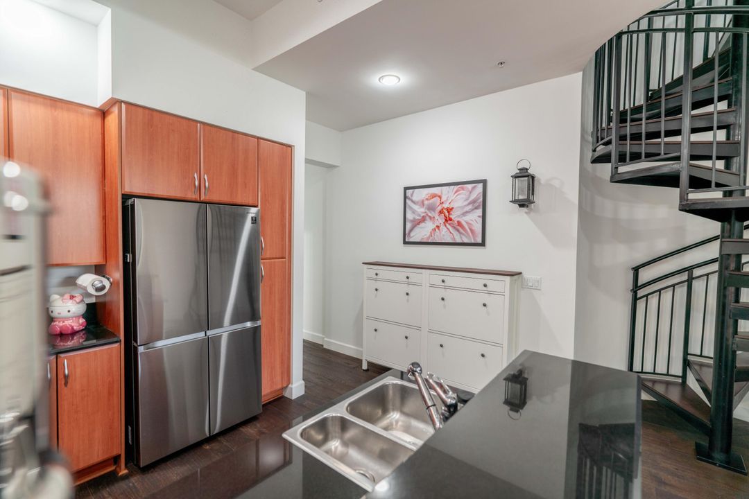 For Sale: $479,000 (1 beds, 1 baths, 1071 Square Feet)