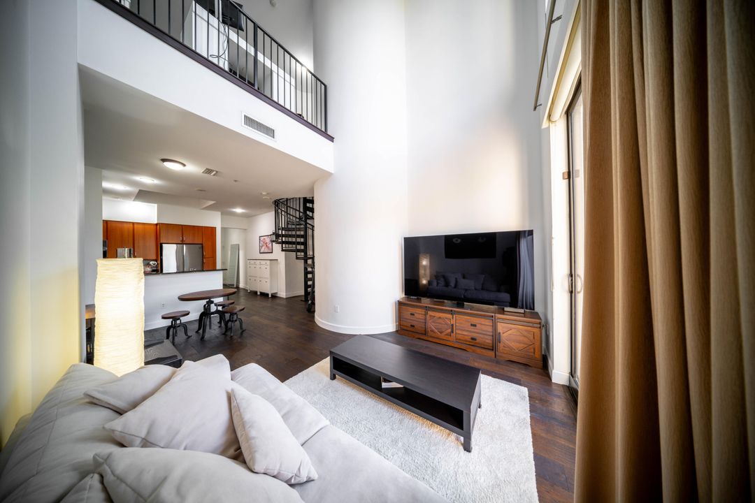 For Sale: $479,000 (1 beds, 1 baths, 1071 Square Feet)