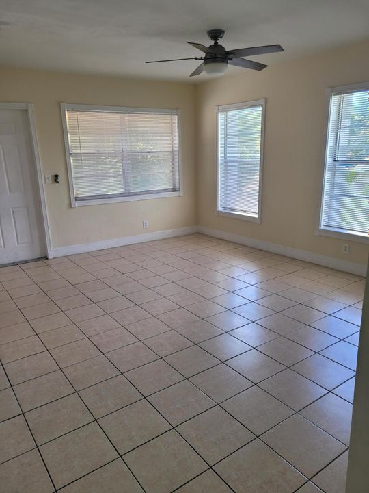 For Rent: $1,850 (2 beds, 1 baths, 721 Square Feet)