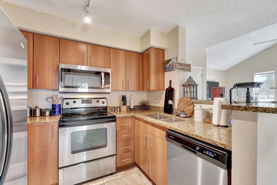 For Sale: $309,000 (2 beds, 2 baths, 948 Square Feet)