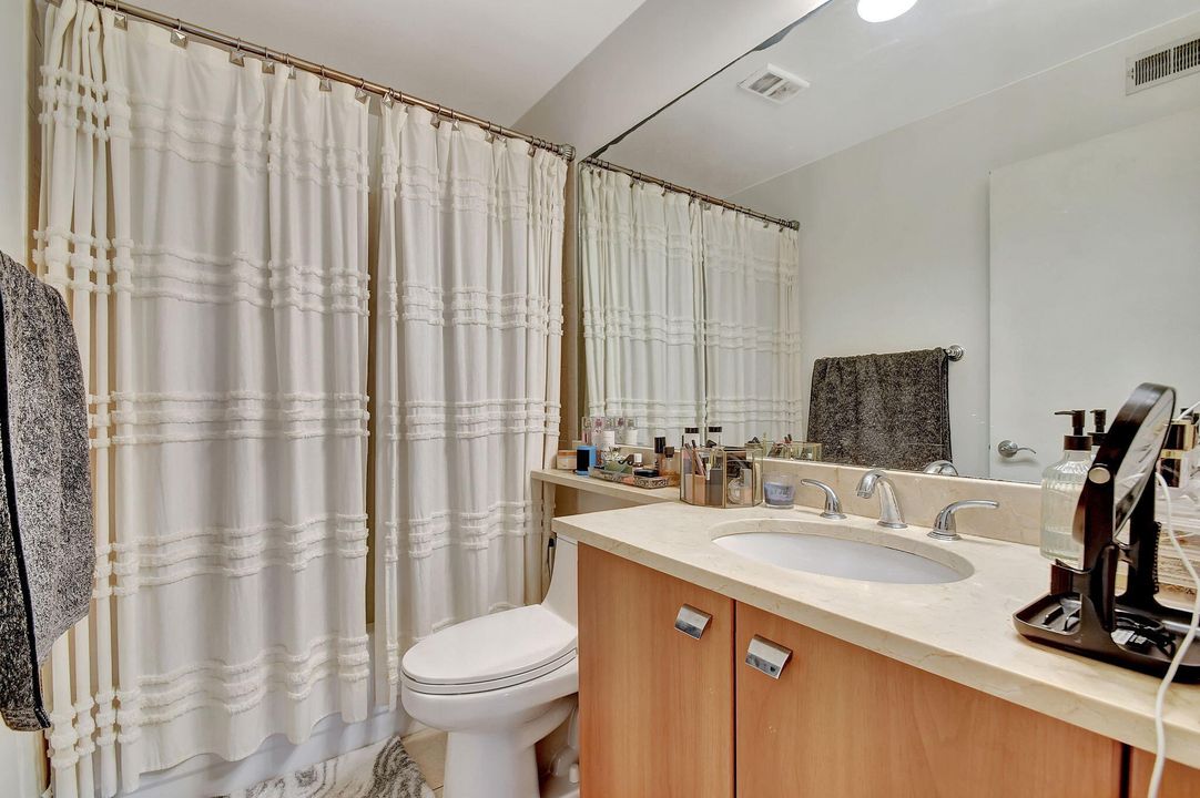 For Sale: $309,000 (2 beds, 2 baths, 948 Square Feet)