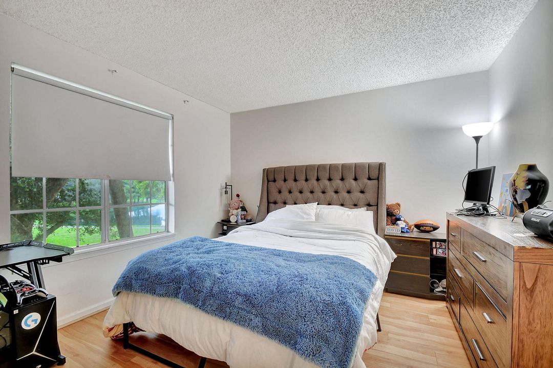 For Sale: $309,000 (2 beds, 2 baths, 948 Square Feet)