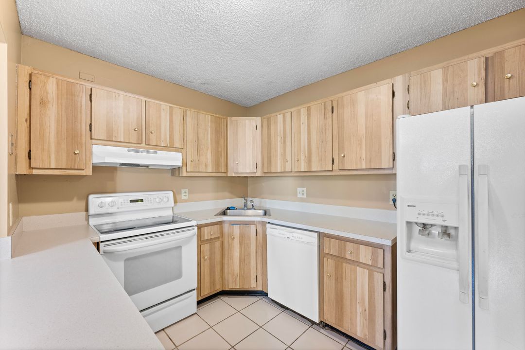 For Sale: $170,000 (2 beds, 2 baths, 924 Square Feet)