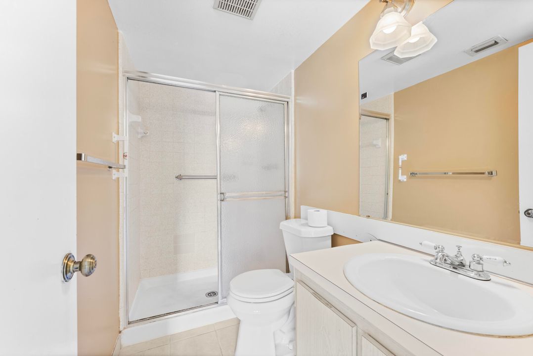 For Sale: $170,000 (2 beds, 2 baths, 924 Square Feet)