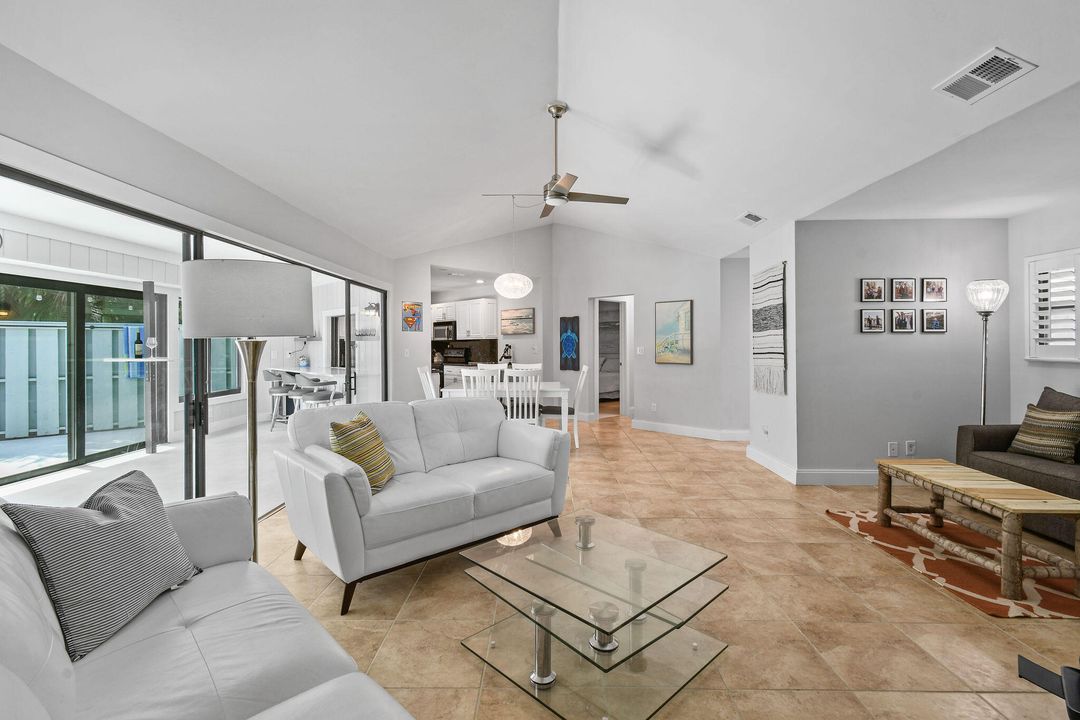 For Sale: $569,000 (2 beds, 2 baths, 1324 Square Feet)