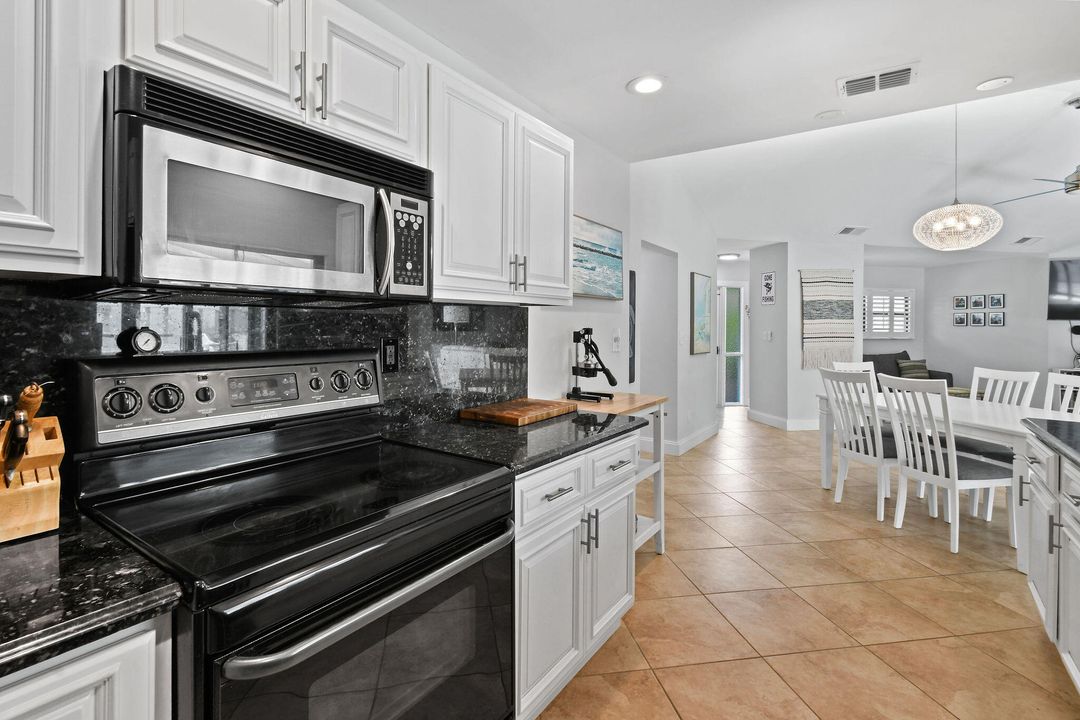 For Sale: $569,000 (2 beds, 2 baths, 1324 Square Feet)