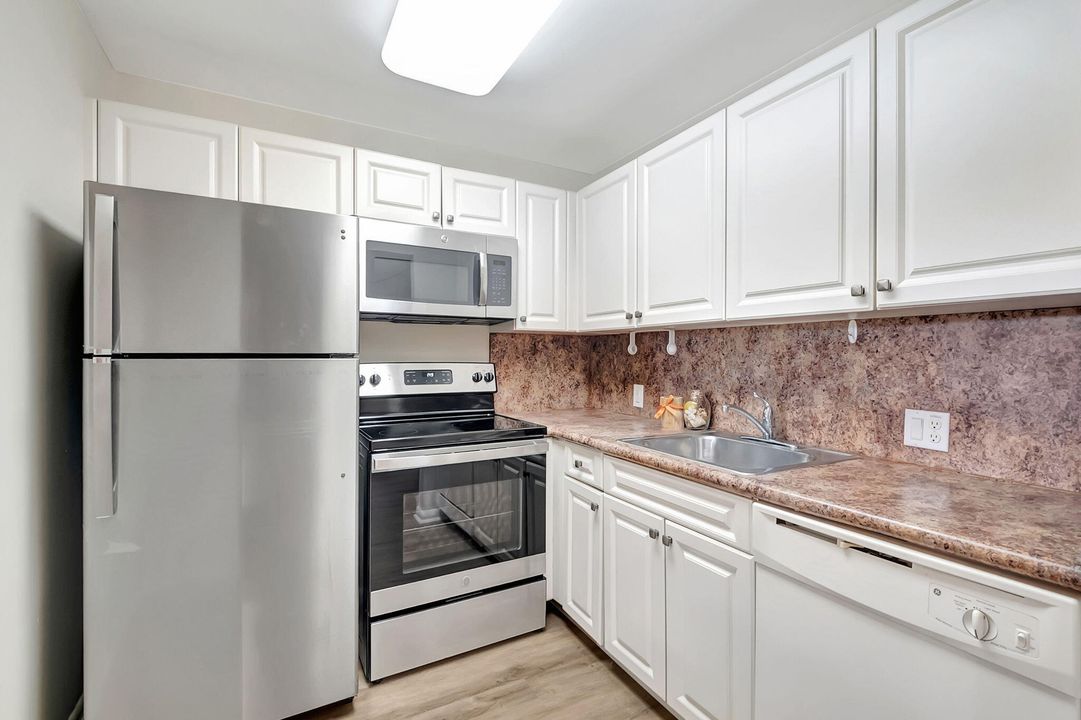 For Sale: $122,000 (1 beds, 1 baths, 720 Square Feet)