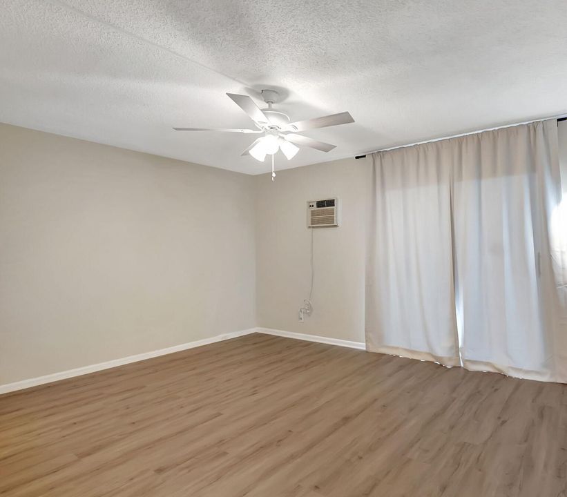 For Sale: $122,000 (1 beds, 1 baths, 720 Square Feet)