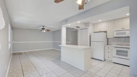 For Rent: $2,300 (2 beds, 2 baths, 887 Square Feet)