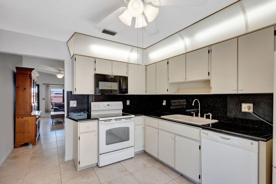 For Sale: $254,900 (2 beds, 2 baths, 1026 Square Feet)