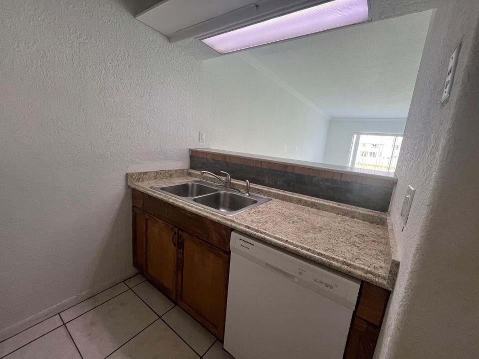 For Sale: $198,900 (2 beds, 2 baths, 768 Square Feet)