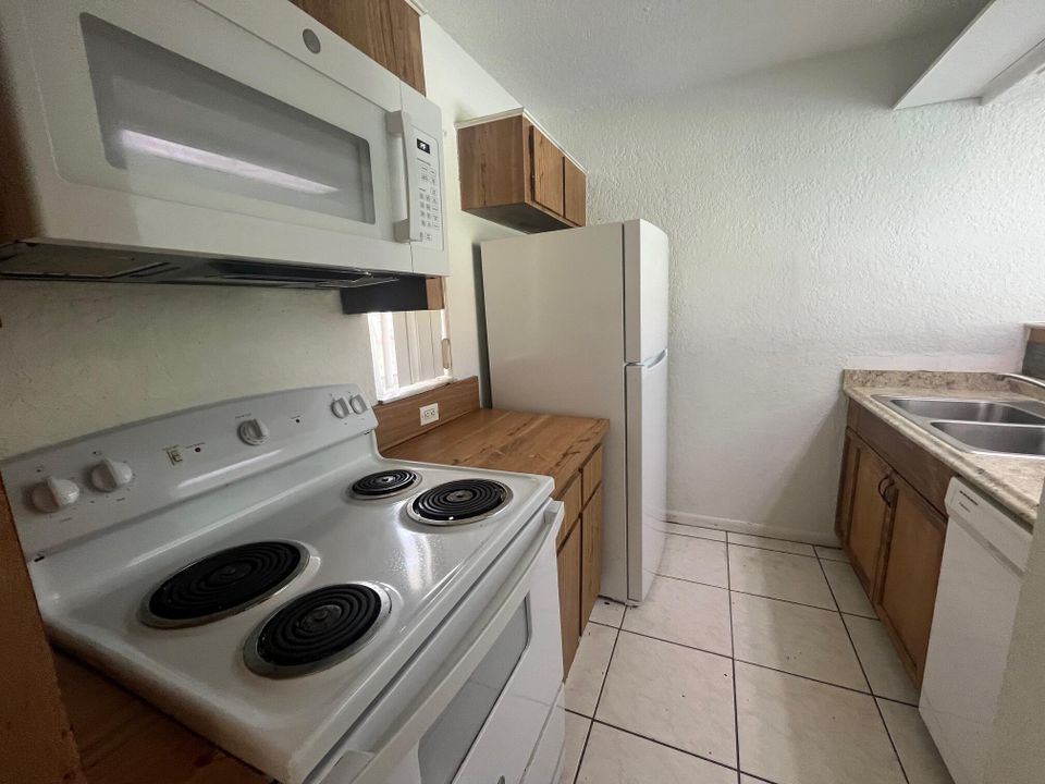 For Sale: $198,900 (2 beds, 2 baths, 768 Square Feet)