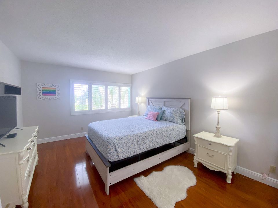 For Sale: $279,000 (2 beds, 2 baths, 1113 Square Feet)