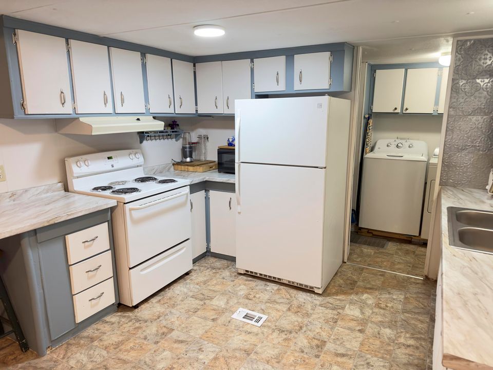 For Sale: $155,000 (3 beds, 2 baths, 1040 Square Feet)