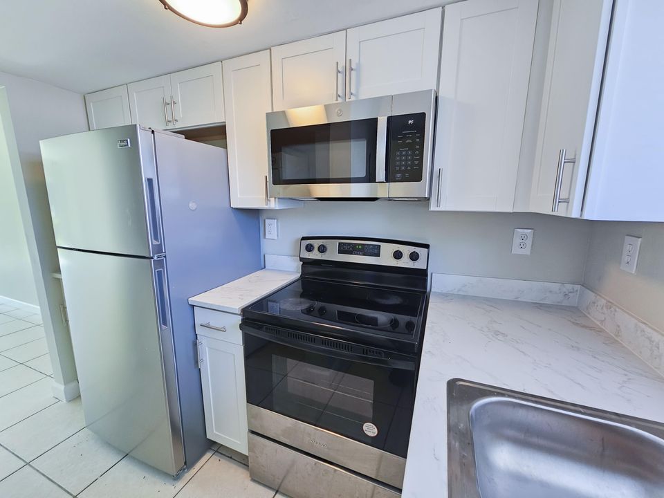 For Rent: $1,900 (2 beds, 1 baths, 825 Square Feet)