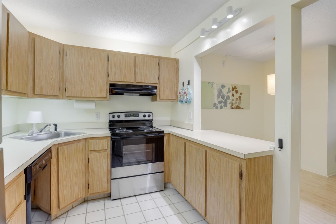 For Sale: $149,500 (2 beds, 1 baths, 804 Square Feet)