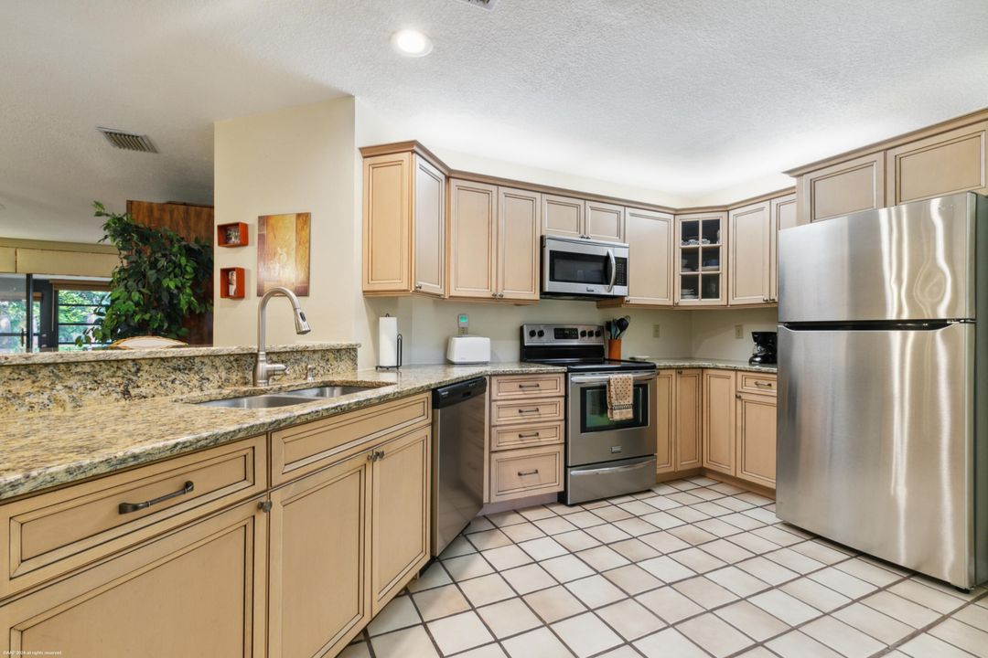 For Sale: $299,900 (2 beds, 2 baths, 1354 Square Feet)