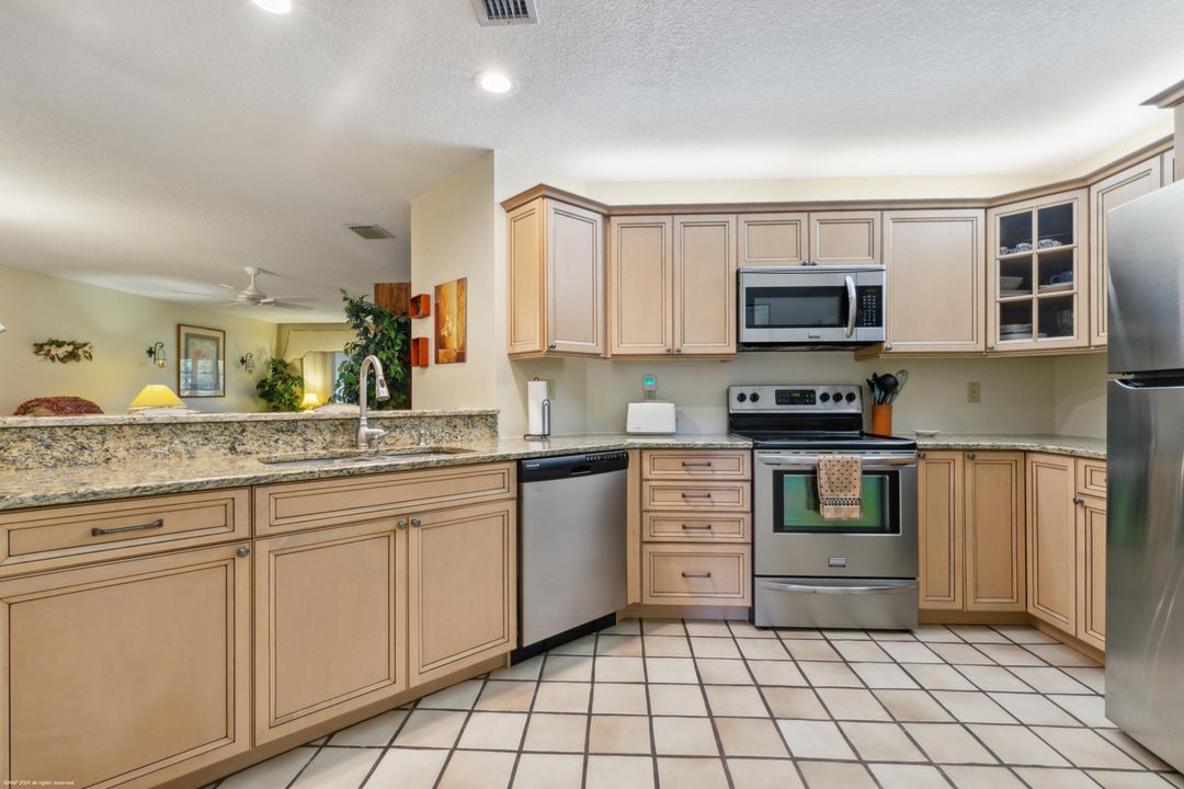 For Sale: $299,900 (2 beds, 2 baths, 1354 Square Feet)