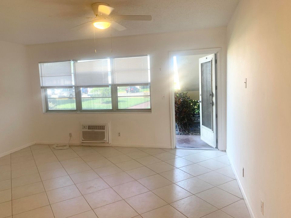 For Rent: $1,250 (1 beds, 1 baths, 570 Square Feet)