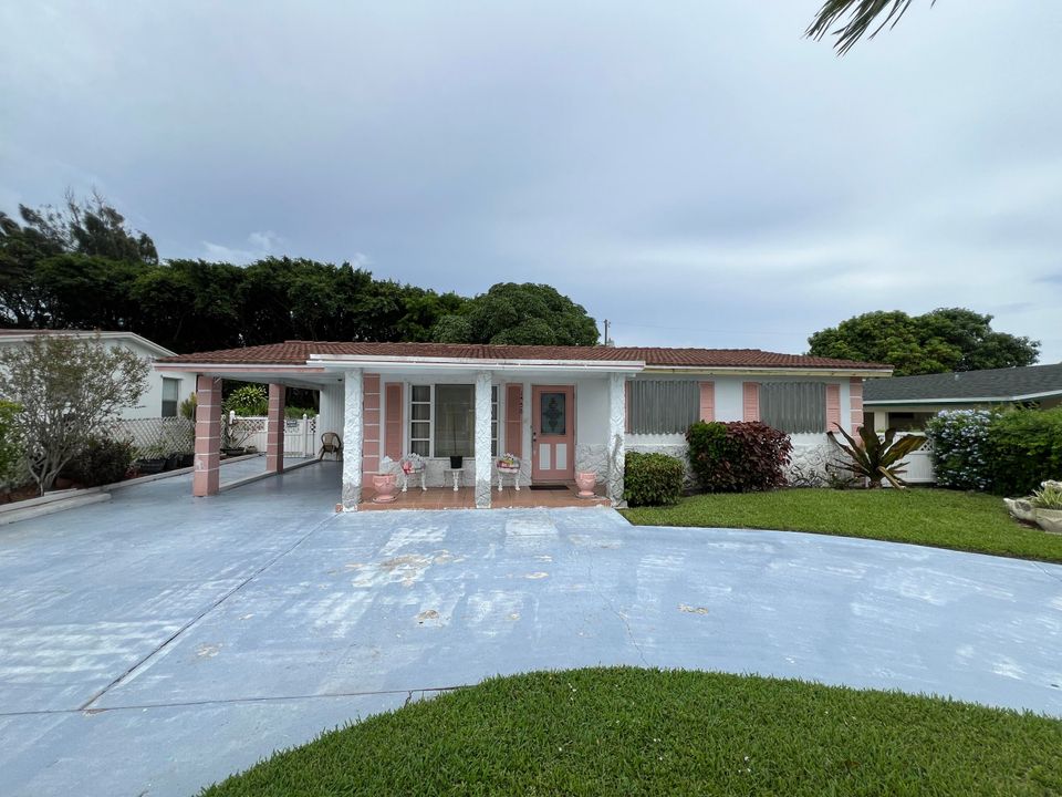 Active With Contract: $299,900 (3 beds, 2 baths, 1440 Square Feet)