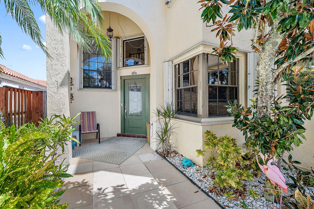 For Sale: $775,000 (4 beds, 2 baths, 1948 Square Feet)