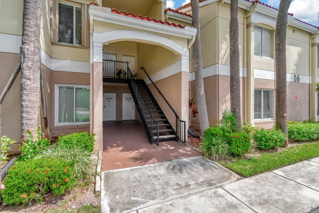 For Sale: $240,000 (2 beds, 2 baths, 884 Square Feet)