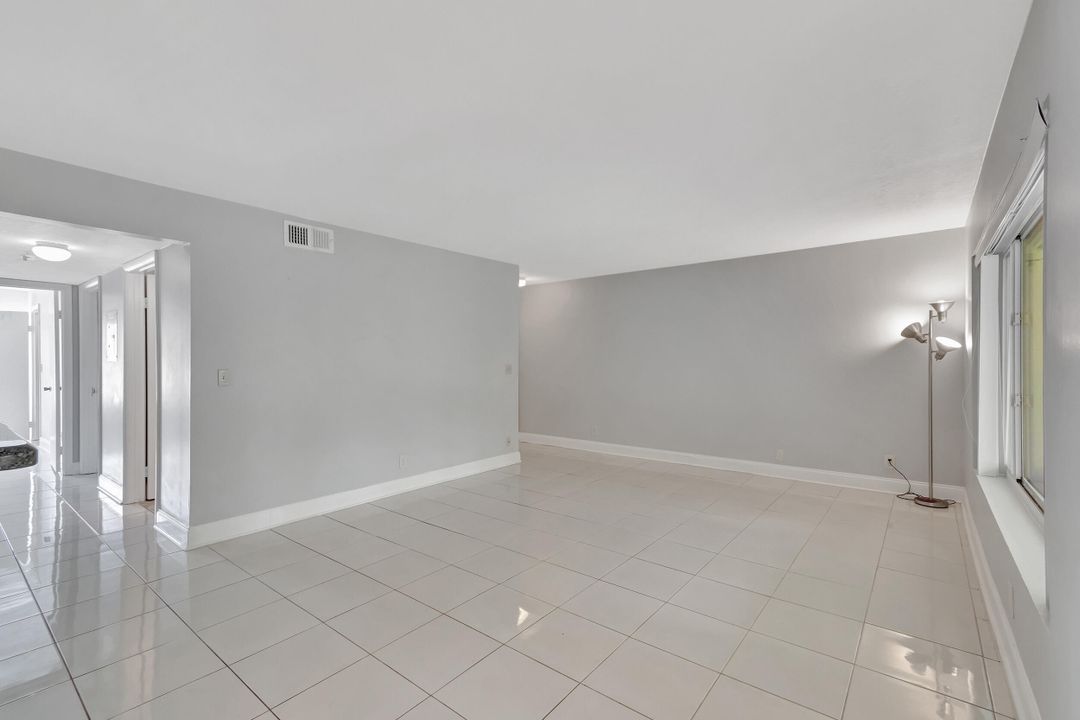 For Sale: $240,000 (2 beds, 2 baths, 884 Square Feet)