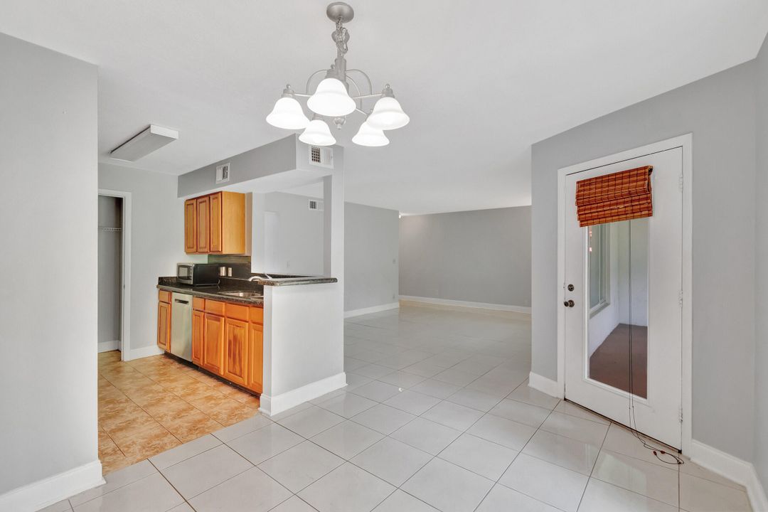 For Sale: $240,000 (2 beds, 2 baths, 884 Square Feet)