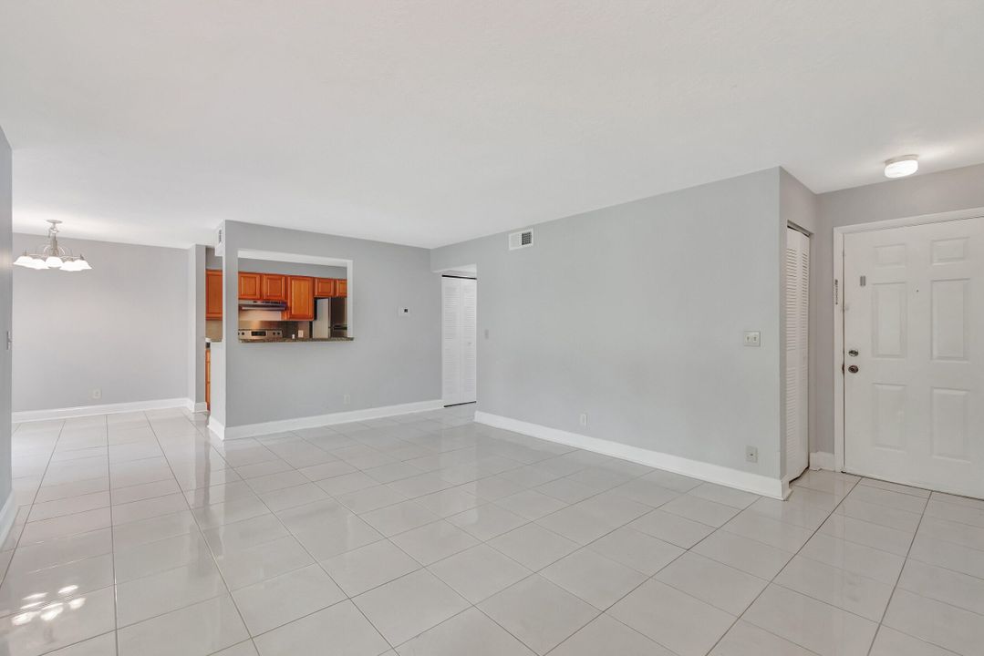 For Sale: $240,000 (2 beds, 2 baths, 884 Square Feet)