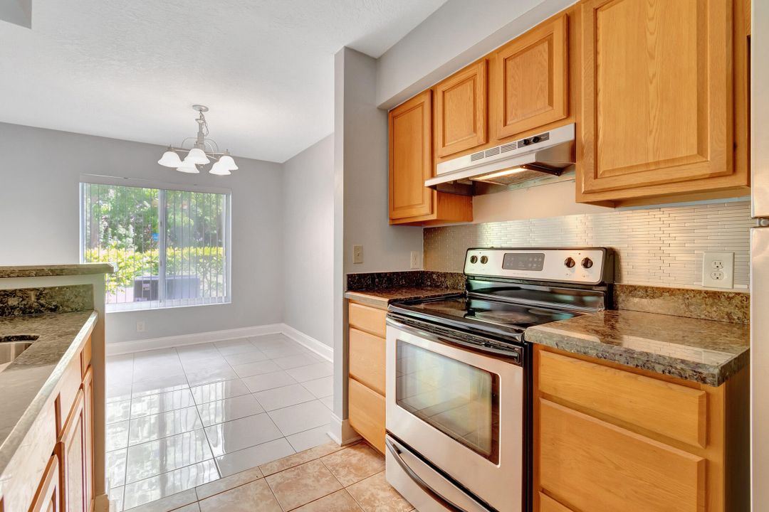 For Sale: $240,000 (2 beds, 2 baths, 884 Square Feet)