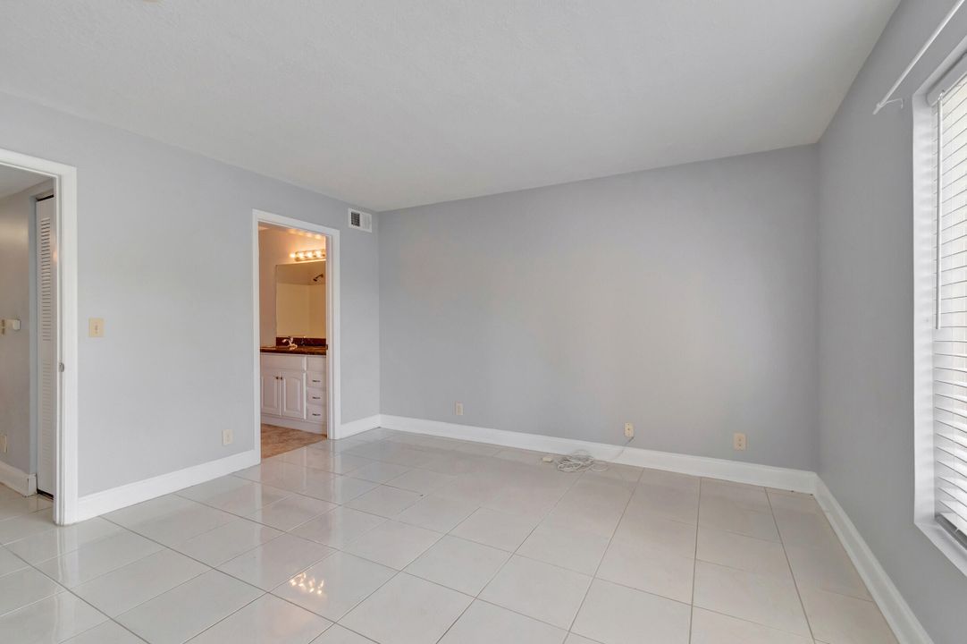 For Sale: $240,000 (2 beds, 2 baths, 884 Square Feet)