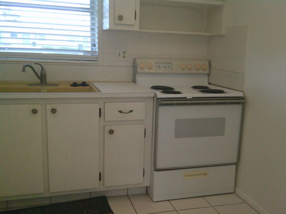 For Sale: $119,900 (1 beds, 1 baths, 611 Square Feet)