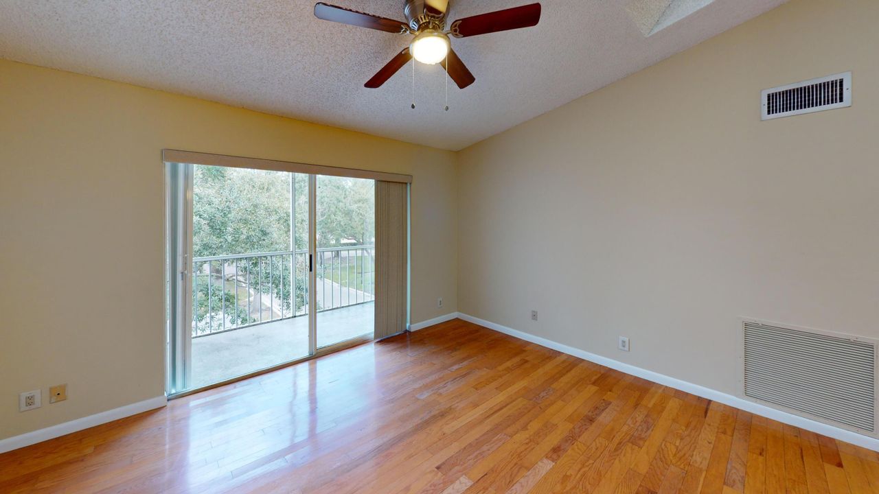 For Sale: $265,000 (2 beds, 2 baths, 1018 Square Feet)