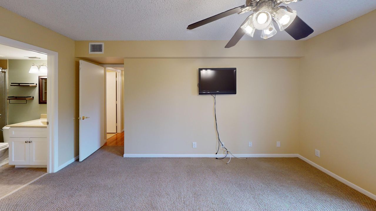 For Sale: $265,000 (2 beds, 2 baths, 1018 Square Feet)