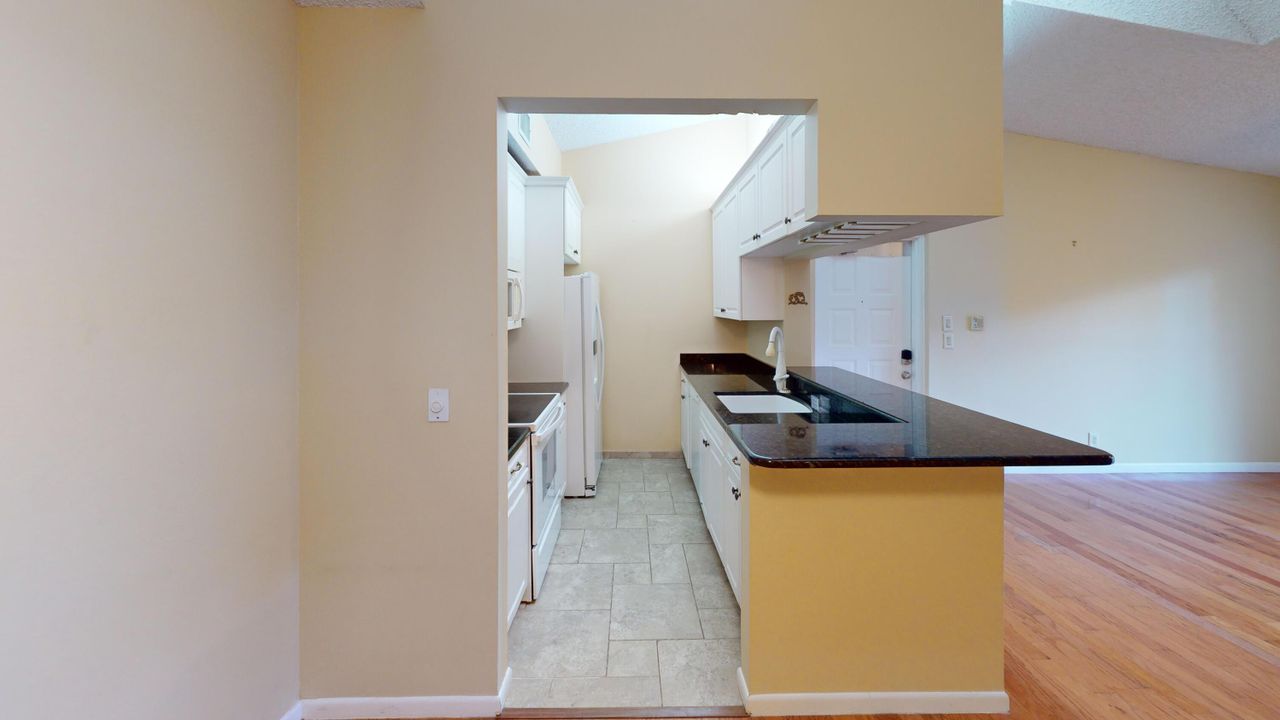 For Sale: $265,000 (2 beds, 2 baths, 1018 Square Feet)