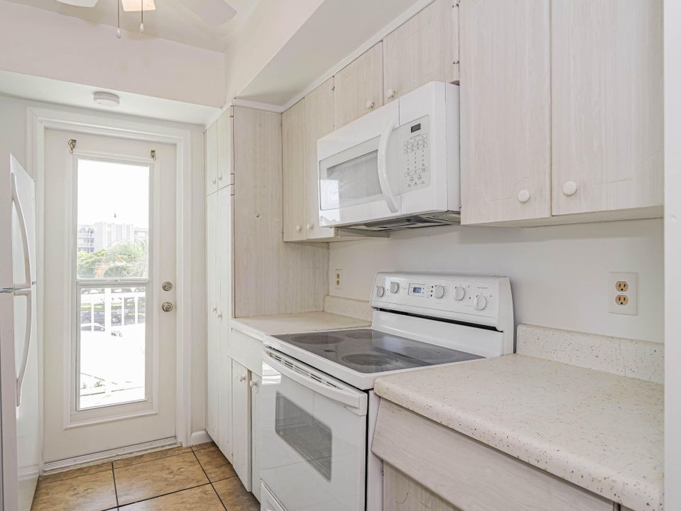 For Rent: $2,500 (2 beds, 2 baths, 882 Square Feet)