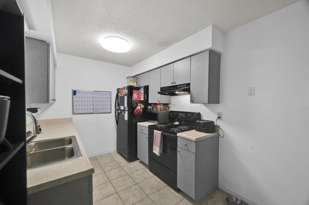 For Sale: $279,000 (2 beds, 2 baths, 1008 Square Feet)