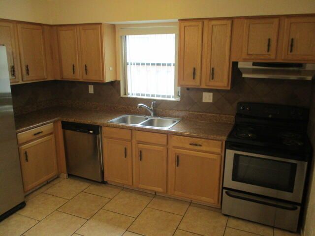 For Rent: $2,400 (2 beds, 1 baths, 998 Square Feet)