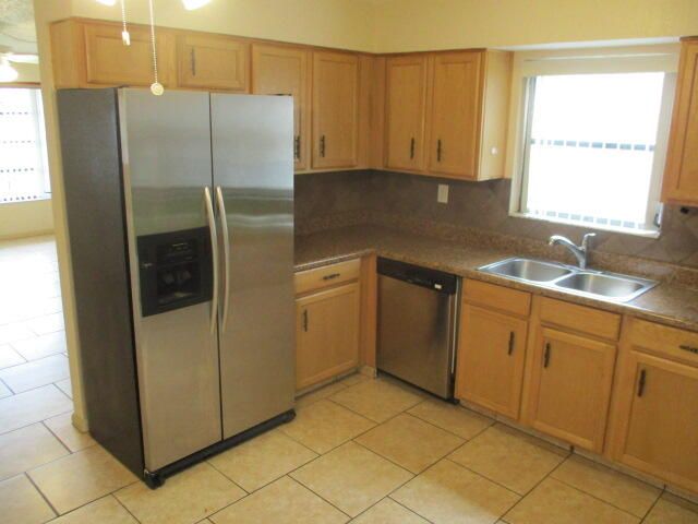 For Rent: $2,400 (2 beds, 1 baths, 998 Square Feet)