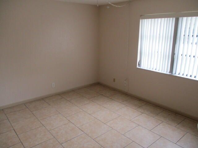 For Rent: $2,400 (2 beds, 1 baths, 998 Square Feet)